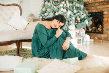 Noel ağacının yanında poz güzel kadın  