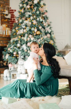 Noel 'de Anne Pozu Veren Sevimli Küçük Kız  