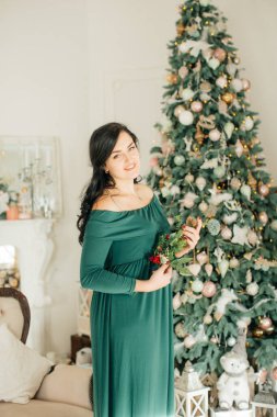 Noel ağacının yanında poz güzel kadın  