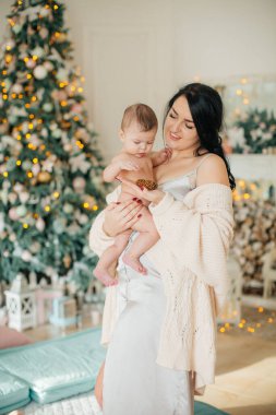 Noel 'de Anne Pozu Veren Sevimli Küçük Kız  