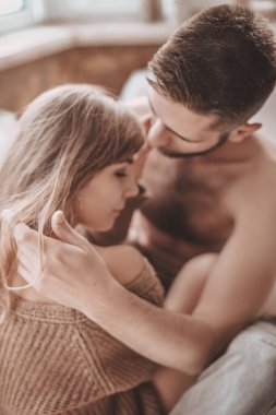 Evde romantik bir çift var. Çekici genç kadın ve yakışıklı erkek birlikte vakit geçirmekten zevk alıyorlar.. 
