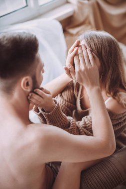 Evde romantik bir çift var. Çekici genç kadın ve yakışıklı erkek birlikte vakit geçirmekten zevk alıyorlar.. 
