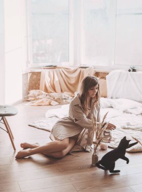 Evde kedisi olan güzel bir kadın.