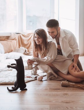  Yavru kedisiyle mutlu bir çift.  