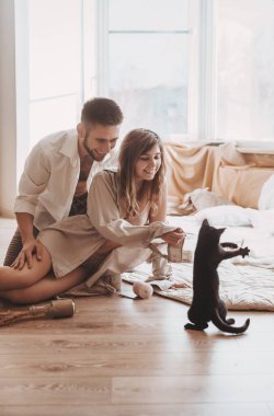  Yavru kedisiyle mutlu bir çift.  