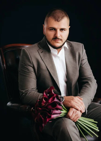 Knappe Bruidegom Wit Shirt Met Bloemen — Stockfoto