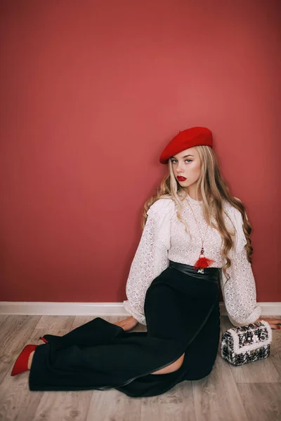 Portret Pięknej Blondynki Czerwonym Berecie — Zdjęcie stockowe
