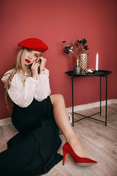 Portretul Unei Frumoase Blonde Beretă Roșie — Fotografie, imagine de stoc