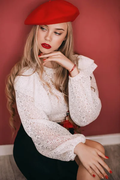 Portret Van Een Mooie Blonde Vrouw Rode Baret — Stockfoto