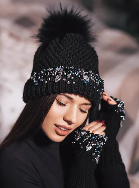 Beautiful Woman Posing Winter Hat Mittens — Stock Photo, Image