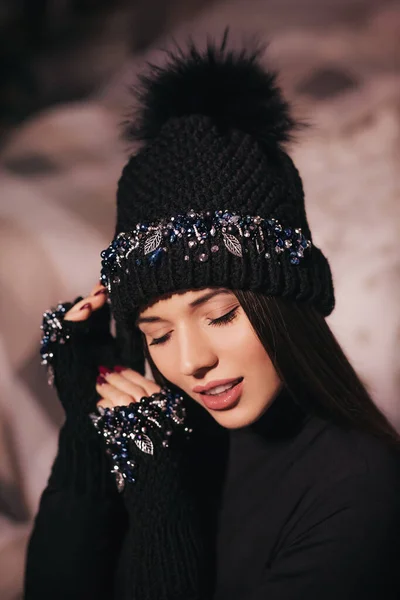 Beautiful Woman Posing Winter Hat Mittens — Stock Photo, Image