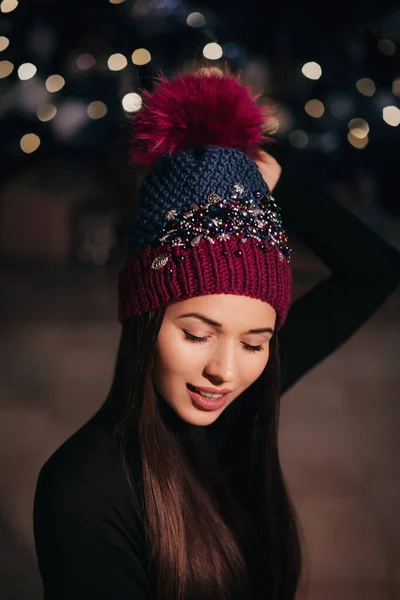 Красива Жінка Позує Зимовому Капелюсі — стокове фото