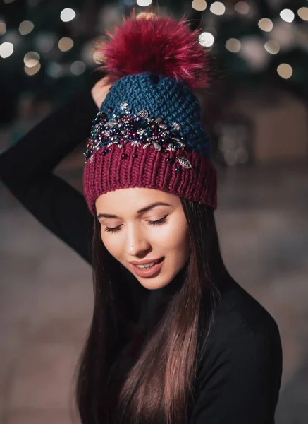 Όμορφη Γυναίκα Ποζάρουν Χειμερινό Καπέλο — Φωτογραφία Αρχείου