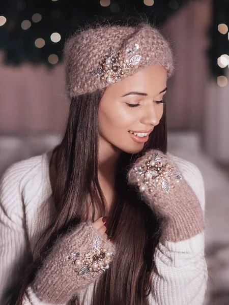 Beautiful Woman Posing Winter Hat Mittens — Stock Photo, Image