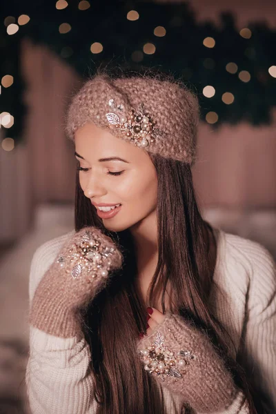 Piękna Kobieta Pozowała Zimowym Kapeluszu Rękawiczkach — Zdjęcie stockowe