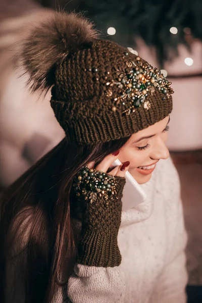 Güzel Bir Kadın Kışlık Şapka Eldivenlerle Poz Veriyor — Stok fotoğraf