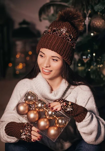 Schöne Frau Posiert Mit Wintermütze Und Fäustlingen — Stockfoto