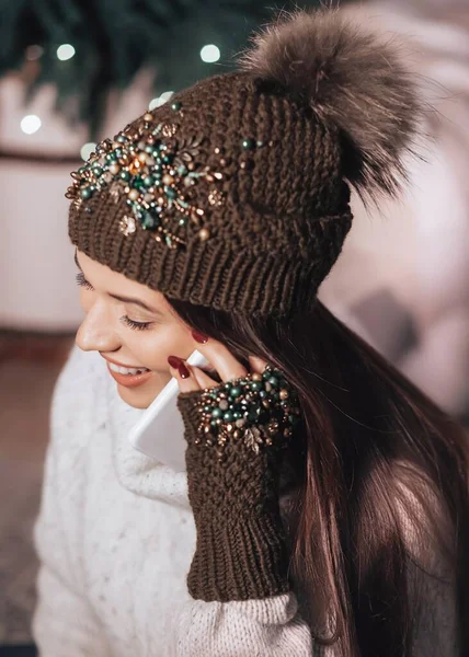 Beautiful Woman Posing Winter Hat Mittens — Stock Photo, Image