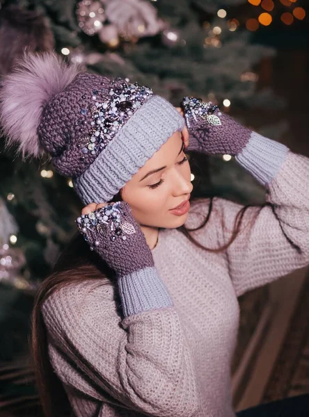 Beautiful Woman Posing Winter Hat Mittens — Stock Photo, Image