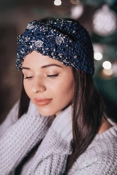 Piękna Kobieta Pozowała Zimowym Kapeluszu — Zdjęcie stockowe