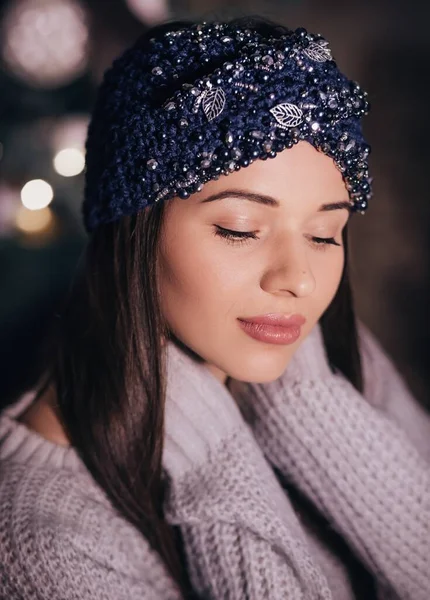 Wanita Cantik Berpose Dengan Topi Musim Dingin — Stok Foto