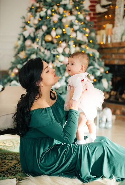 Schattig Klein Meisje Met Moeder Poseren Kerst Interieur — Stockfoto