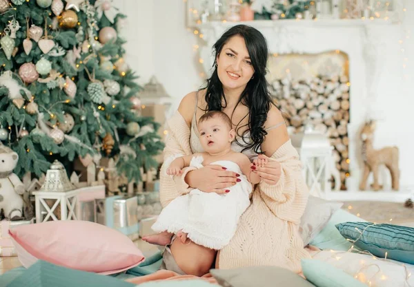 Schattig Klein Meisje Met Moeder Poseren Kerst Interieur — Stockfoto