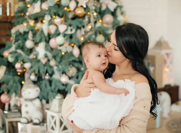 Schattig Klein Meisje Met Moeder Poseren Kerst Interieur — Stockfoto