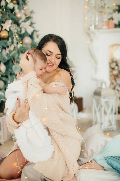 かわいいです女の子とともに母ポージングでクリスマスインテリア — ストック写真
