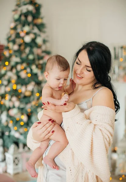 Schattig Klein Meisje Met Moeder Poseren Kerst Interieur — Stockfoto