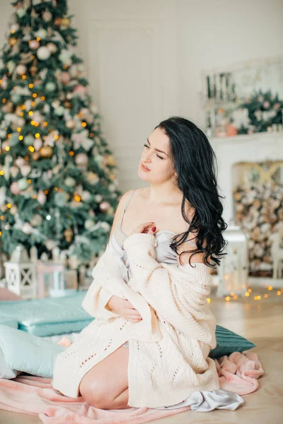 Mooie Vrouw Poseren Buurt Van Kerstboom — Stockfoto