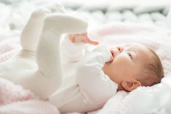 Schattig Baby Meisje Thuis — Stockfoto