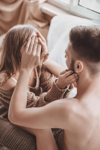 Evde Romantik Bir Çift Var Çekici Genç Kadın Yakışıklı Erkek — Stok fotoğraf