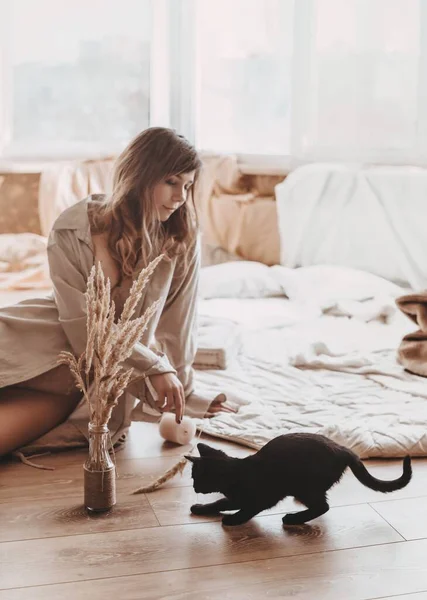 Hermosa Mujer Casa Con Gato —  Fotos de Stock