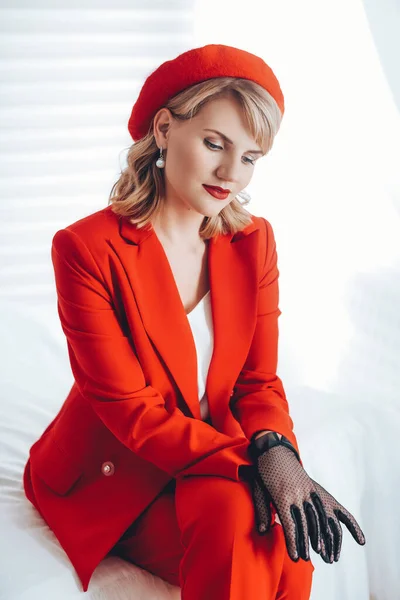 Retrato Hermosa Mujer Rubia Traje Rojo — Foto de Stock