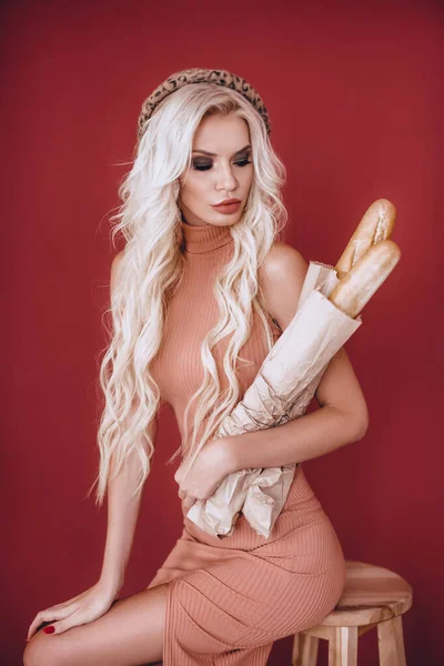 Porträt Der Schönen Blonden Frau Mit Baguette — Stockfoto