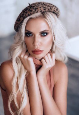 Leopar şapkalı güzel sarışın kadının portresi.