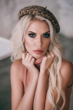 Leopar şapkalı güzel sarışın kadının portresi.