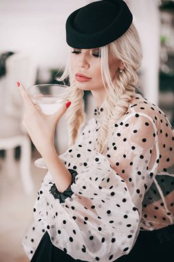 Güzel sarışın kadın portresi