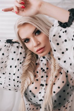 Puantiyeli güzel sarışın kadının portresi.