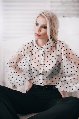 Puantiyeli güzel sarışın kadının portresi.