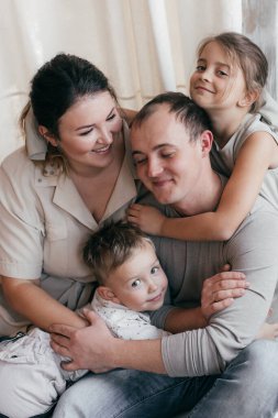 Çocuklu mutlu ebeveynler İçişleri 'nde poz veriyorlar.  