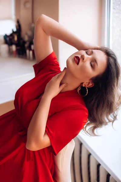 Retrato Mujer Hermosa Vestido Rojo —  Fotos de Stock
