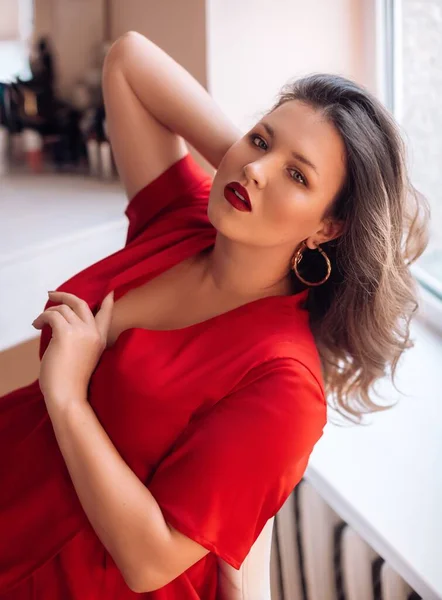 Porträt Einer Schönen Frau Roten Kleid — Stockfoto