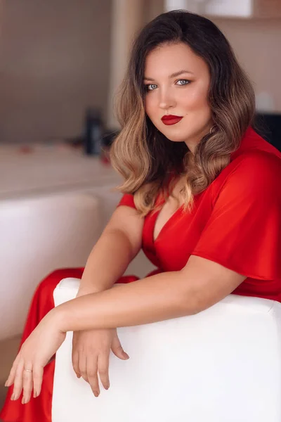 Kırmızı Elbiseli Güzel Bir Kadın Portresi — Stok fotoğraf
