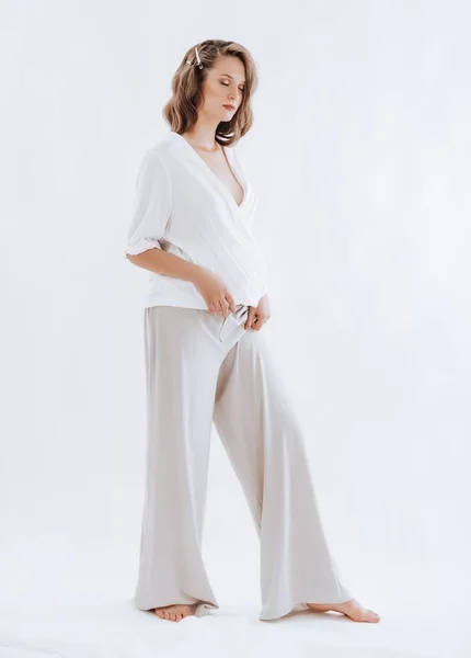 Piękna Kobieta Ciąży Pozowanie Białym Studio — Zdjęcie stockowe