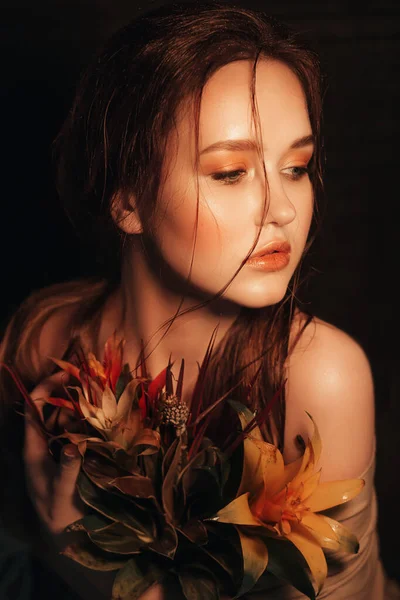 Portret Van Mooi Meisje Met Heldere Bloemen — Stockfoto