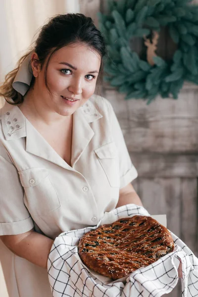 Hermosa Mujer Con Pastel Interior Navidad —  Fotos de Stock