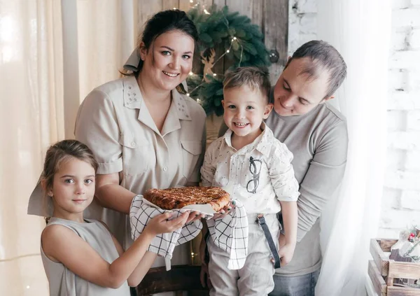 Parents Heureux Avec Des Enfants Poser Intérieur Noël Avec Tarte — Photo