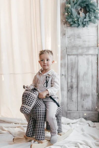 Portrét Happy Little Boy Koňskou Hračkou — Stock fotografie